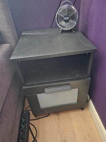 Zwart nachtkastje met lade. GRATIS