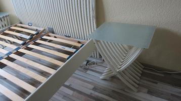 bed en 2 tafeltjes met glas platen