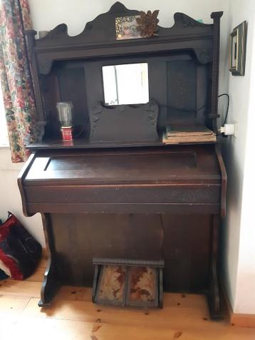 Antiek harmonium ophalen in Hoensbroek. Zie beschrijving.
