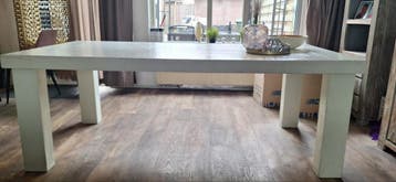 Grote witte eettafel