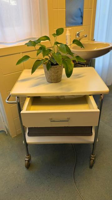 Kastje op wielen met laatje, gratis af te halen