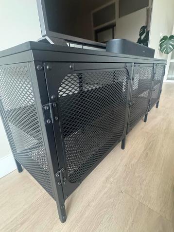 Gratis ophalen - Zwart metalen tv-meubel 150x35x45cm