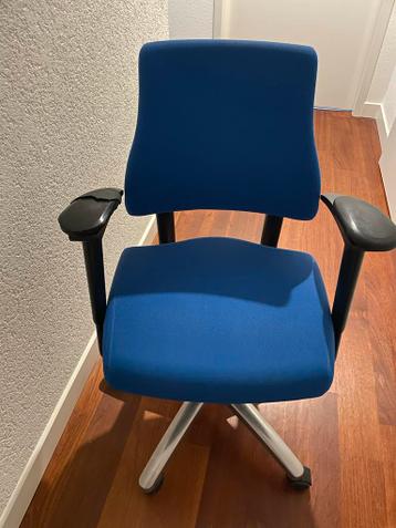 Gratis: 2 Verstelbare Bureaustoelen, leuningen beschadigd