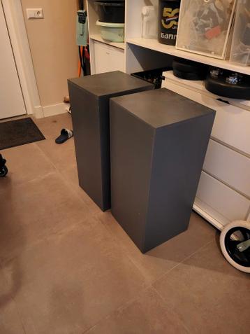 GRATIS: Set van 2 houten sokkels - donkergrijs