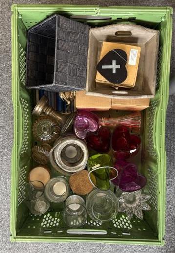 Krat met glazen en andere dingen gratis