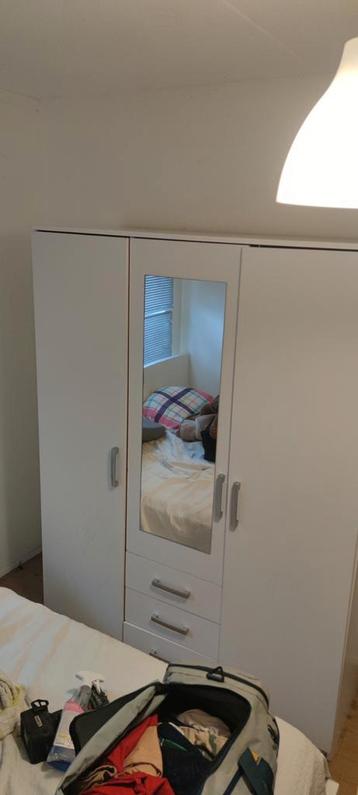 Witte kledingkast met spiegel en lades De kast is verwijderd