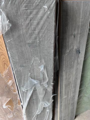 1 1/2 pak laminaat licht grijs 134x24 cm