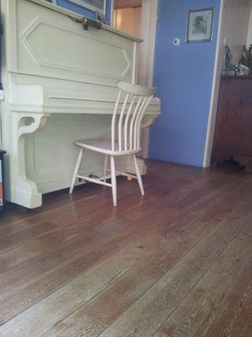 antique, off-white piano (1911)