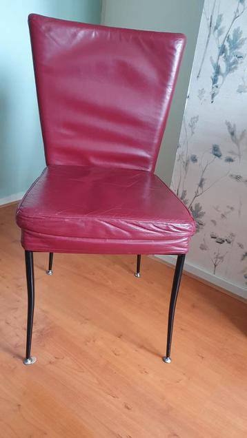 Bordeauxrode stoel met metalen poten