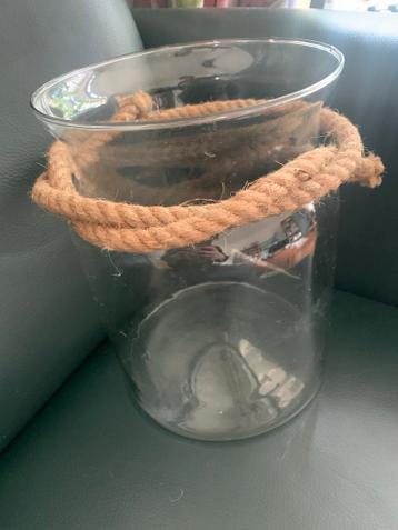 Glazen vaas met touwdecoratie