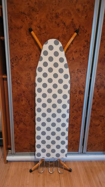 Gratis strijkplank met stippenpatroon