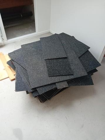 Partij grote vloerbedekking platen