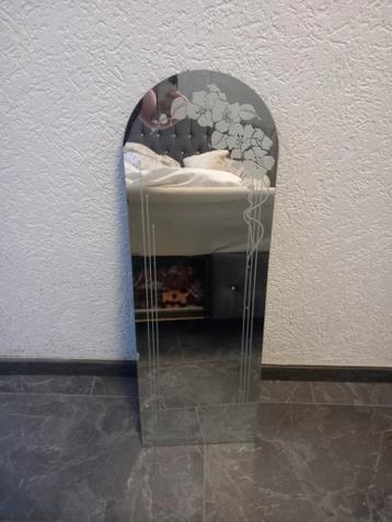 Decoratieve spiegel met bloemenpatroon