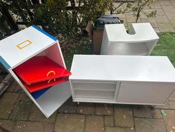 Gratis Witte kasten en boekenkast in perfecte staat