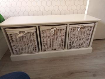 Wit kastje met 3 rieten mandjes - Opbergbankje