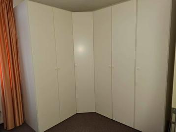 Grote hoek kledingkast