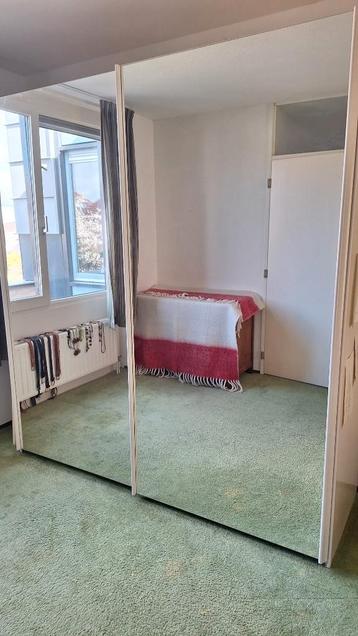kleding/linnenkast met spiegels op front kast
