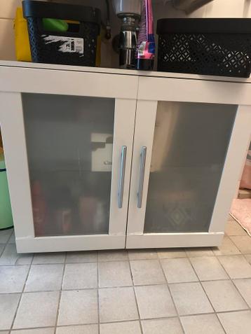 Witte badkamerkast met glazen deuren