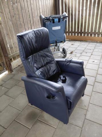 Blauwe skai sta-op stoel