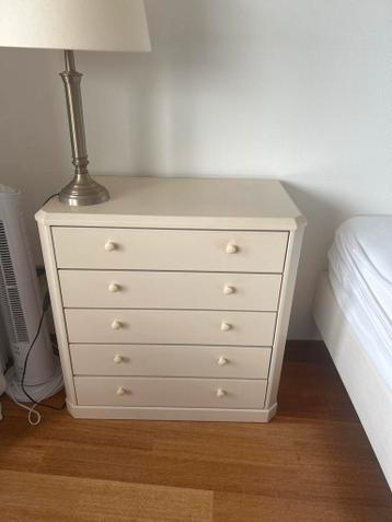 Handig crèmekleurig ladenkastje gratis af te halen