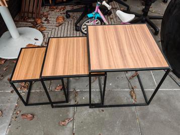 Set van 3 bijzettafeltjes met metalen frame