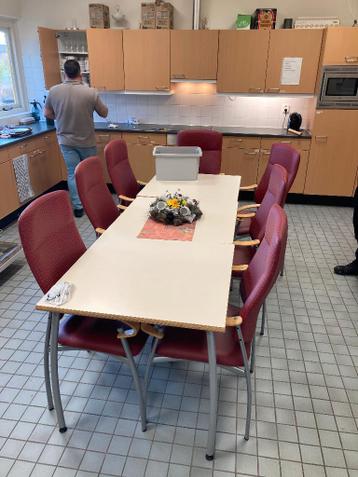 Robuuste tafels met stoelen