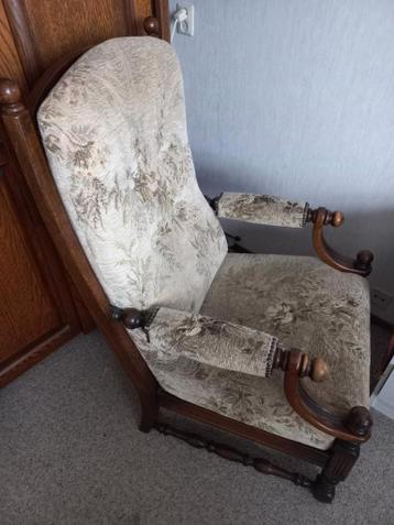 Antieke fauteuil met bloemenpatroon
