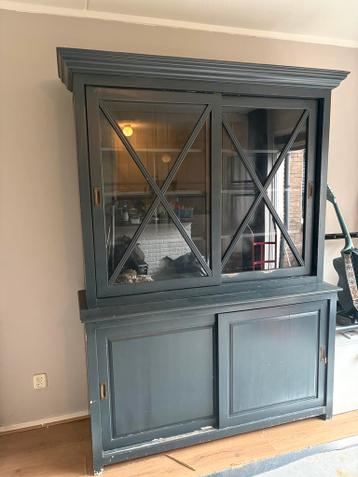 Massief houten buffetkast met schuifdeuren en planken