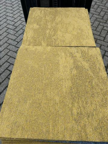 Gratis af te halen: Gereinigde tapijttegels (ca. 50 m2)