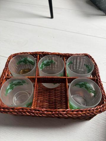 Gratis: Set van 5 glazen in rieten mandje