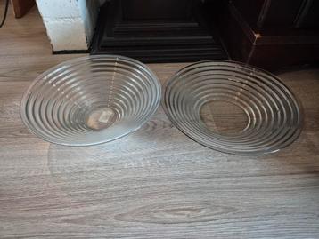 Twee glazen schalen