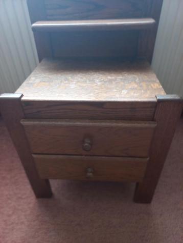 Houten nachtkastje met twee lades en opbergplankje
