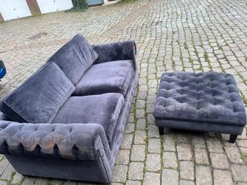 Bank met gestoffeerde salontafel. Gratis op te halen.