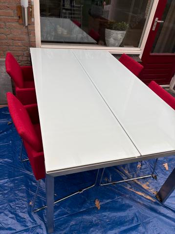 Moderne uitschuifbare eettafel met glazen blad