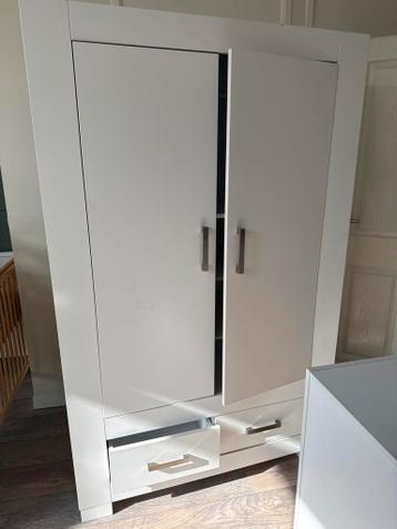 Gratis: Witte kledingkast met lades en hangruimte.