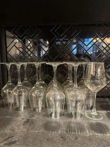 Diverse glazen en schoteltjes