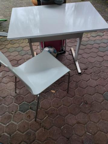 Gratis Bureautje met stoel.