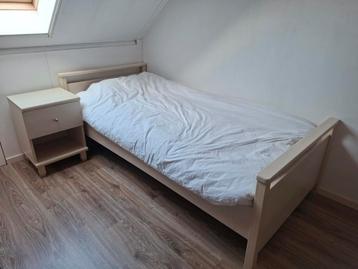 Eenpersoonsbed  nachtkastje en lattenbodem