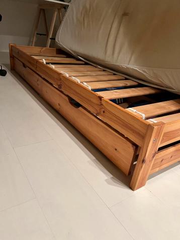 Houten bedframe met lattenbodem en opberglades gratis