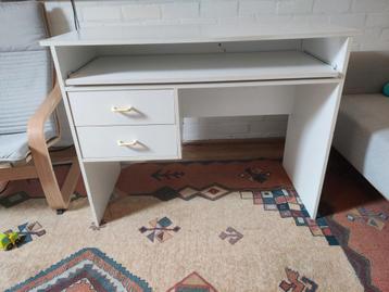Witte computer tafel met lades