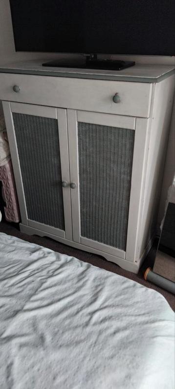 Kast met lade en deurtjes GRATIS