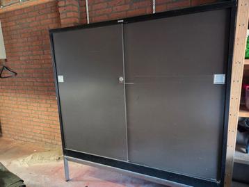 Metalen MEWAF Schuifdeurkast gratis af te halen