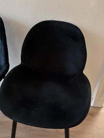 2 CASA stoelen zwart fluweel - 1 leuning defect