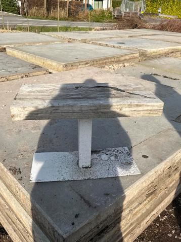 Houten tafelblad met metalen poot gratis