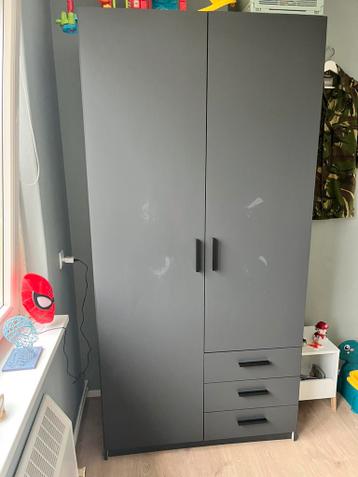 Donkergrijze kledingkast met lades en hangruimte