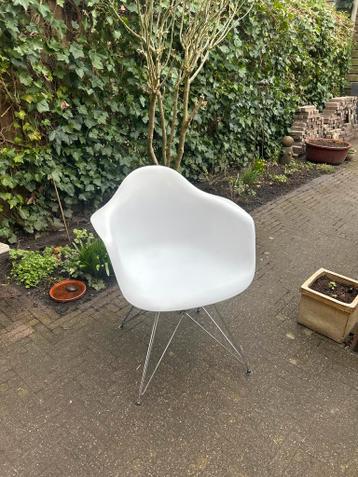 Witte kuipstoel met draadframe onderstel