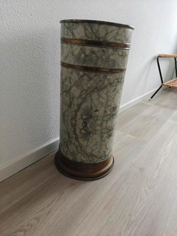 Antieke paraplubak met marmerlook en messing accenten