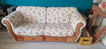 Comfortabele bank met bloemenprint en opbergruimte