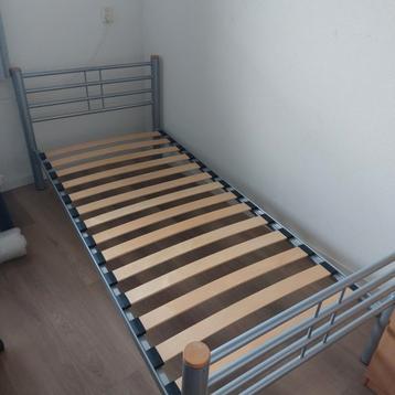 Ledikant 90 x 200 cm. Met lattenbodem.