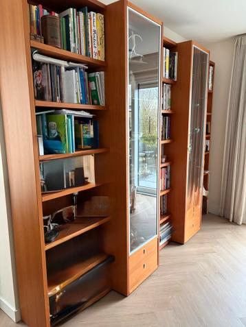 Gratis wandmeubel met vitrinekasten